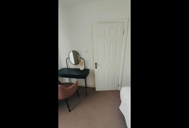 Double bedroom - short let Main Photo