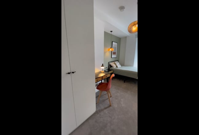 Bright Double Room | Bathroom Shared with 1 Person Main Photo