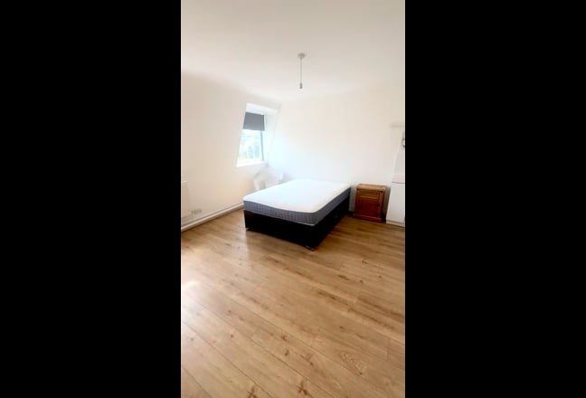 All inclusive Large Room in Manor House (no fees) Main Photo