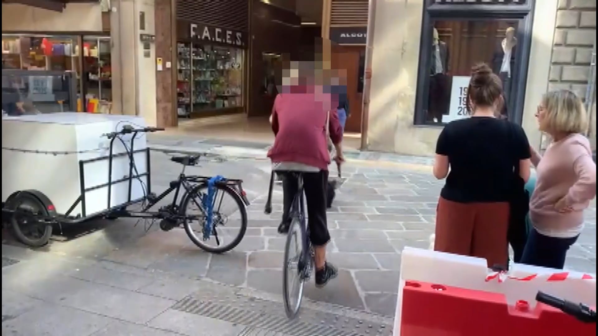 Coalizione Civica chiede di fare transitare le bici sotto i portici. L’ordine del giorno è stato approvato in consiglio