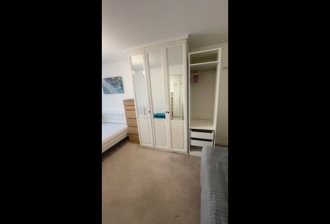 Ensuite Double Room with Balcony Canary Wharf Main Photo