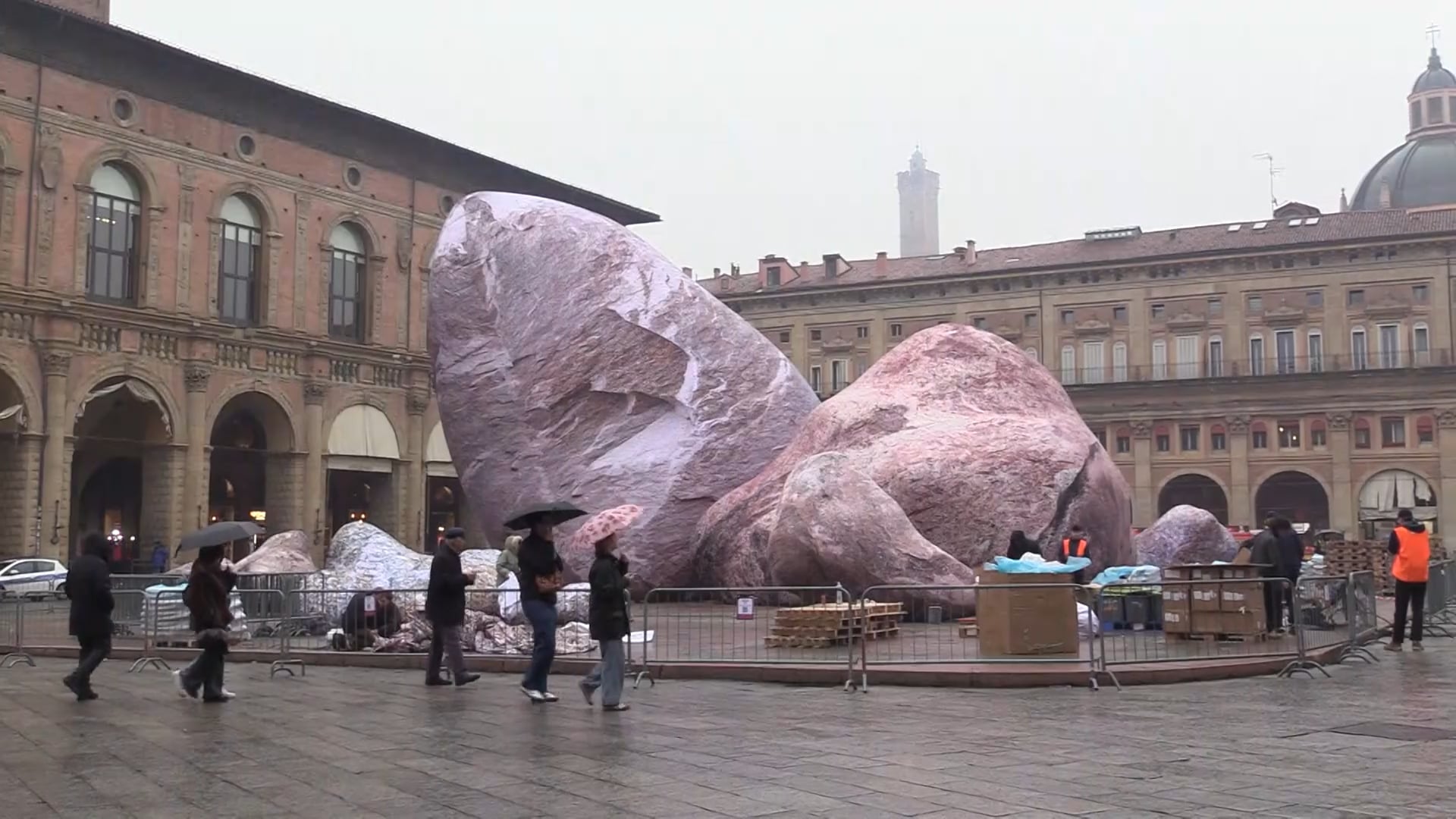 Megaliti in tessuto in piazza Maggiore, la cultura che divide