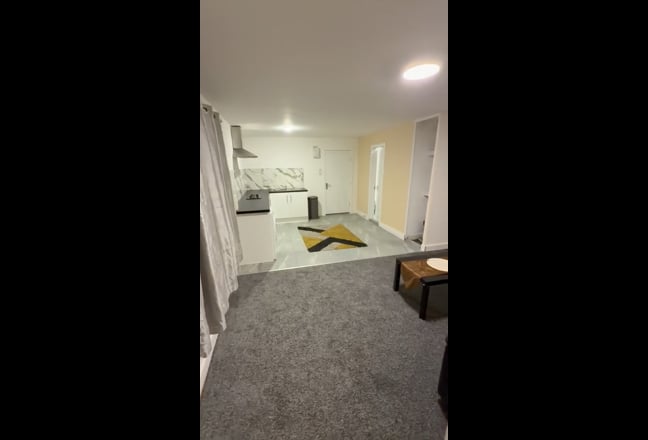 1 Bedroom Spacious Furnished Flat - Bills Included Main Photo