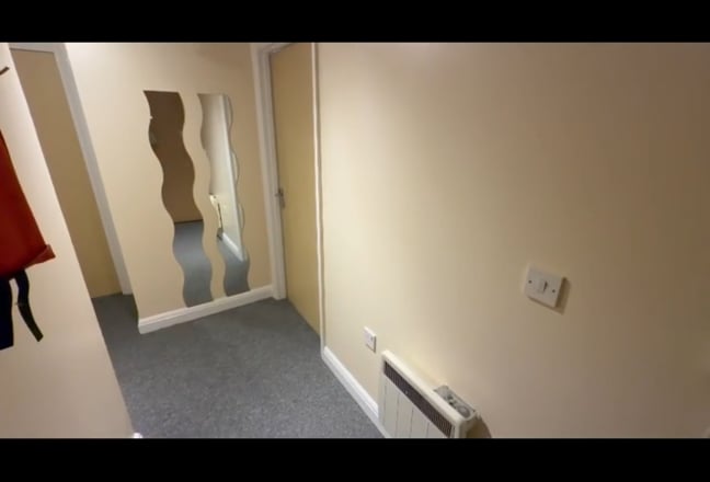 Newly refurbished 2 bed house with basement Main Photo