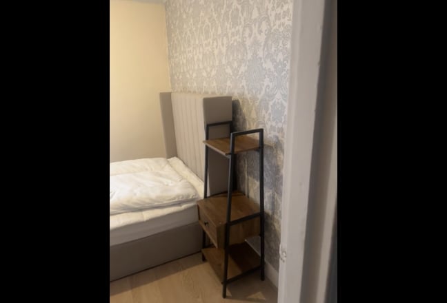Large Double Room &pound;800pcm in a quiet house Main Photo