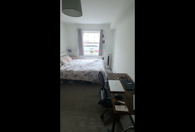 Spacious, all bills included en-suite room Main Photo