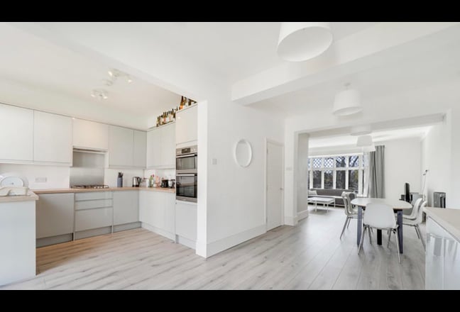 5 bed 4 bath private flat with secluded garden Main Photo