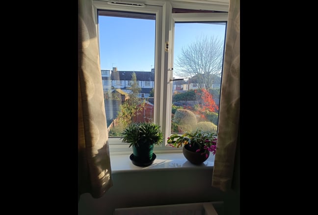 Cosy room with a great view of garden  and parking Main Photo