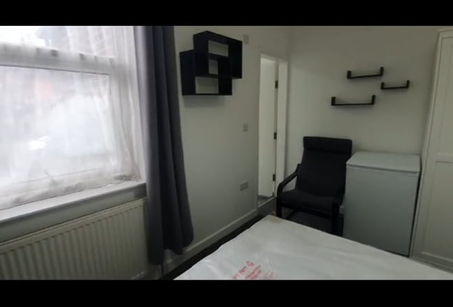 Double ensuite near NGH & M'hall.   Main Photo