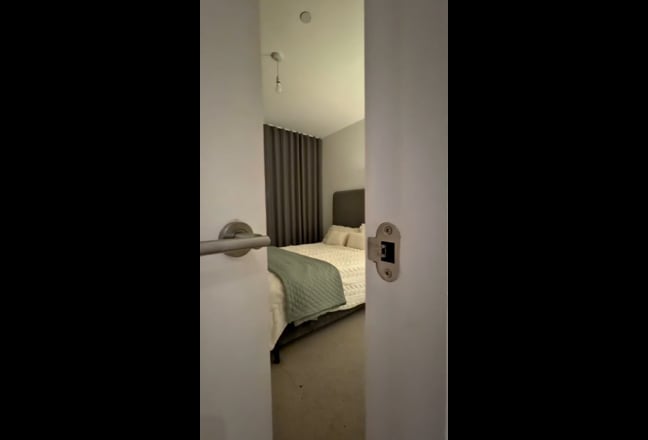 Beautiful Ensuite Room available now in London  Main Photo