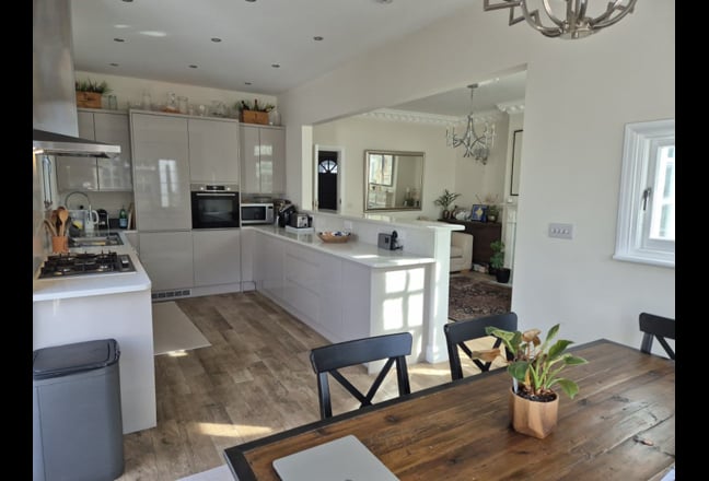 En-suite Double Bedroom- Quiet and  good views Main Photo