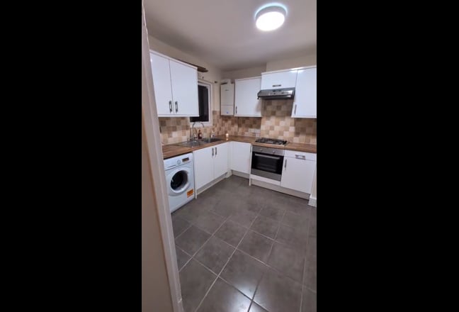 New refurbished 1 bed w. garden - Move before Xmas Main Photo