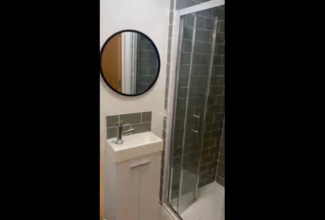 Double ensuite room in town centre Main Photo