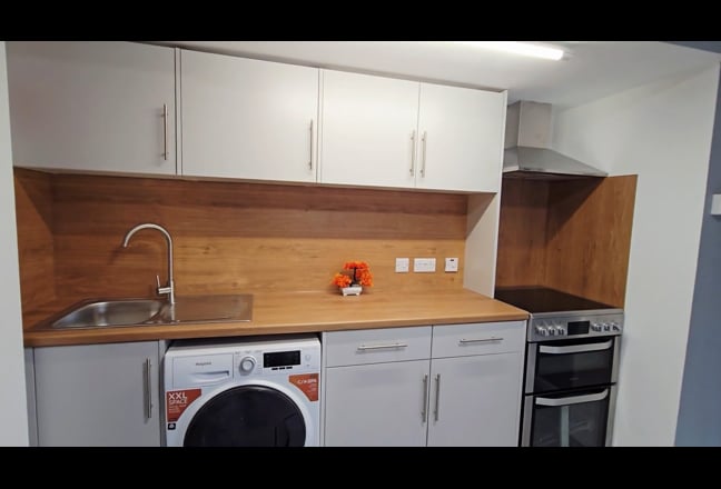 Modern Second Floor En-suite 1-Bed Flat in Bushey Main Photo