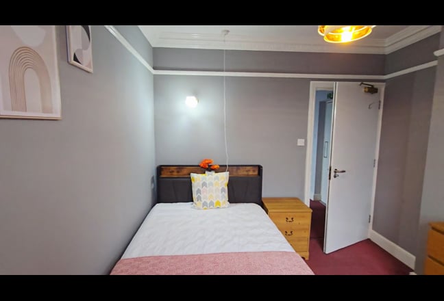 R12 Spacious Available in Bushey - Bills Included Main Photo