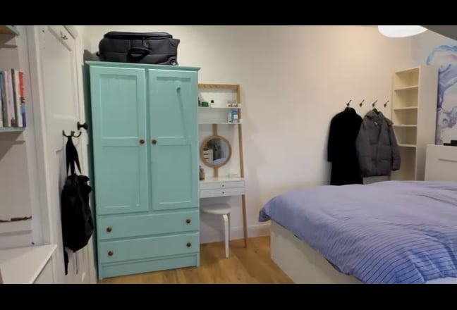 Spacious Room in Beautiful Family House Main Photo