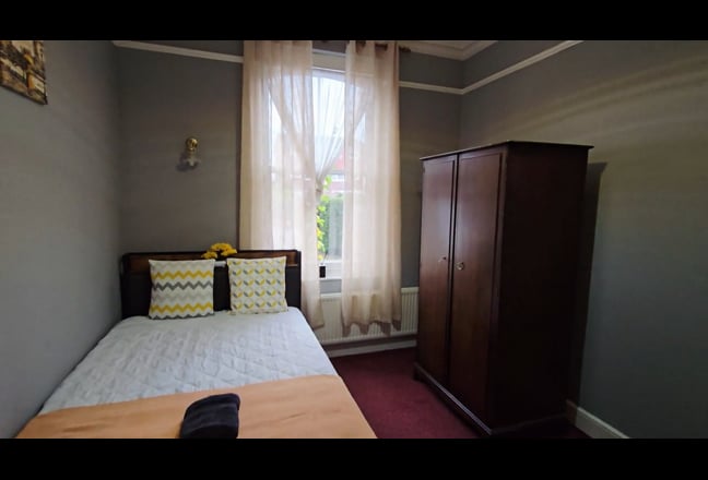  Room to Let in Bushey - Bills Include - R6 Main Photo