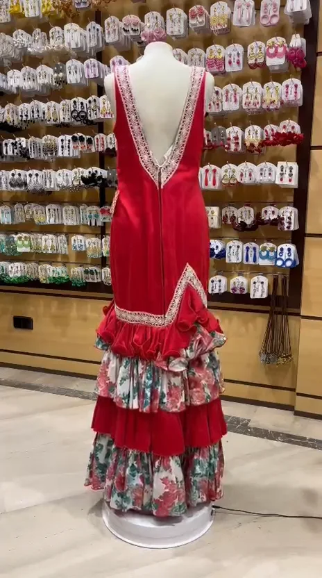 サイズ38。ストラップ付きの赤いベルディアレスフラメンコドレス
