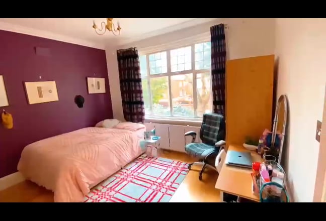 Double room in Huge Mansion like house Main Photo