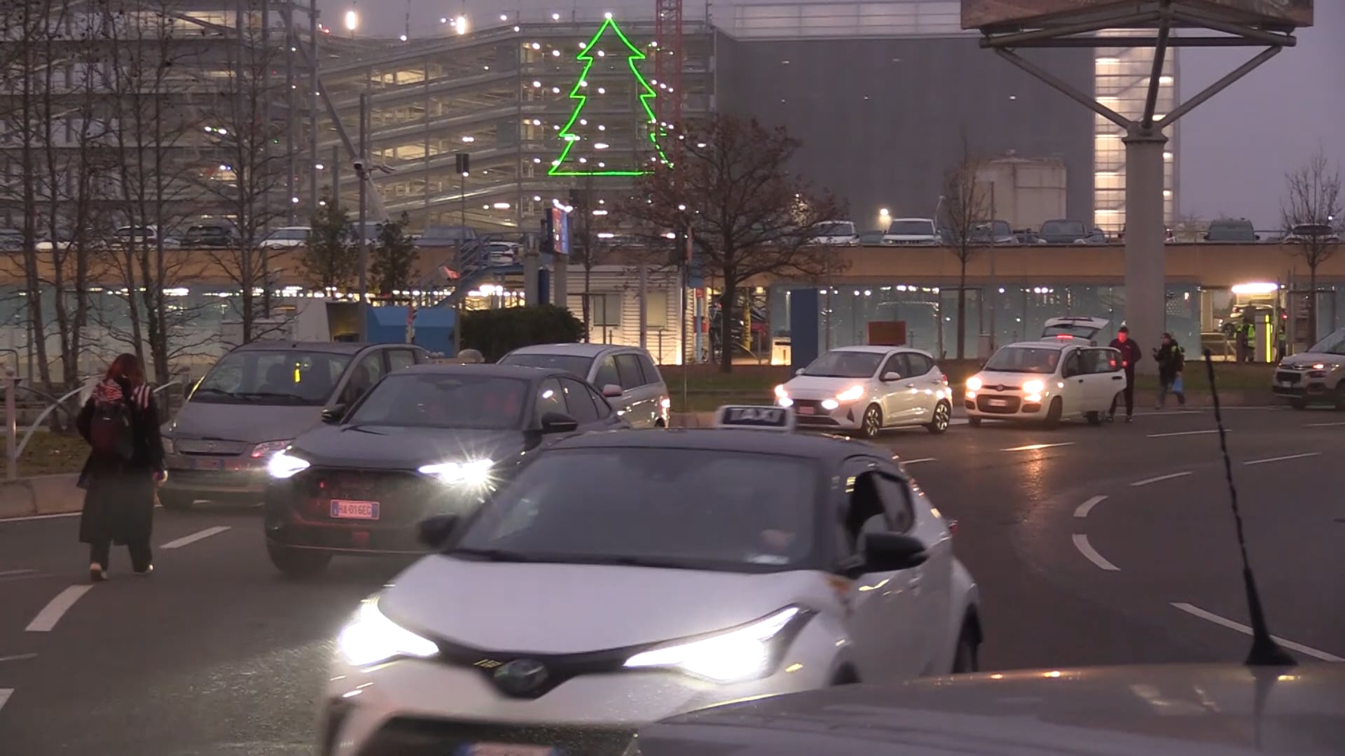 Aeroporto, addio alla sosta “selvaggia”. E’ in arrivo la ZTC