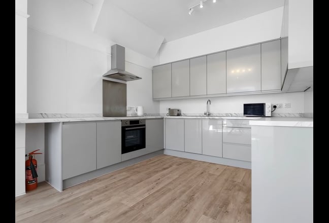 Spacious Double room near Leytonstone Tube Station Main Photo