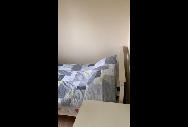 One big single room to let close Burnt Oak tube st Main Photo