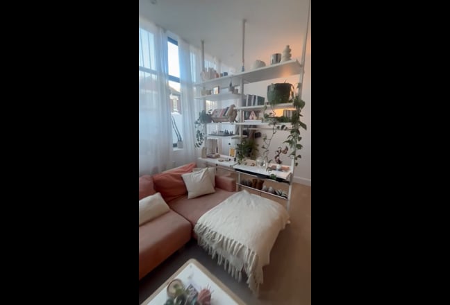 En suite double bedroom with garden+ desk  Main Photo