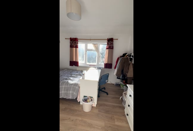 Sunny double room in friendly house w backyard Main Photo