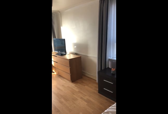    A large  triple room  2 mins to tube.  Main Photo