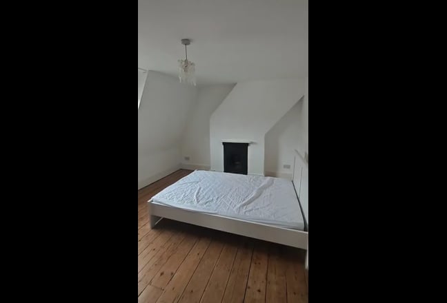Large Loft Room In A Victorian House Stepney E1 Main Photo