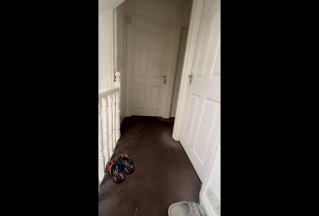 Furnished double size room with bills included Main Photo