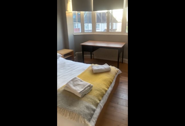 Spacious en-suite room in a lovely house Main Photo