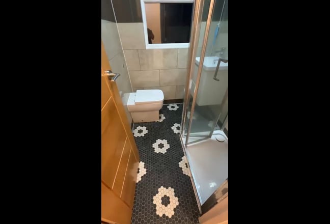 Spacious Double Room - Fully furnished Main Photo