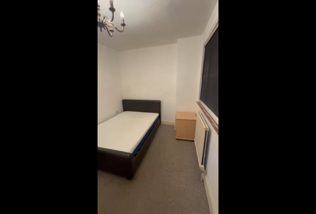 Beautiful 5 bed flat with 2 full bathrooms. Main Photo