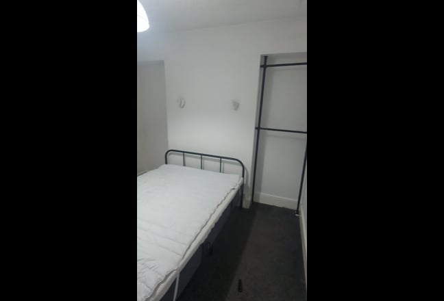 Room in shared 2 bed furnished house Main Photo