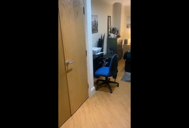 A room in 3 bedroom apartment available Main Photo