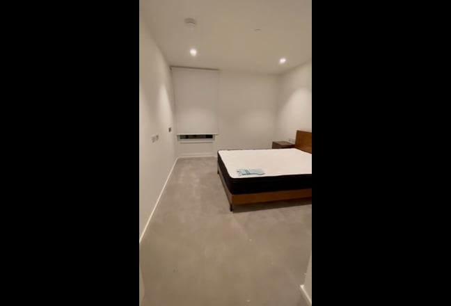 Professional Female seeks a single or double room Main Photo