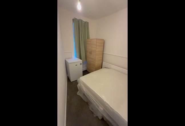 🚨 Only 1 Room Left – Spacious Double | Zone 2 E14 Main Photo