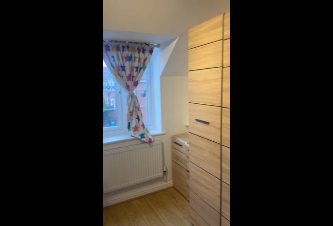 Quiet Double room with own shower,toilet kitchen Main Photo