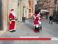 Ascoli Piceno - Centro storico invaso di gente e bancarelle per la Fiera di Natale