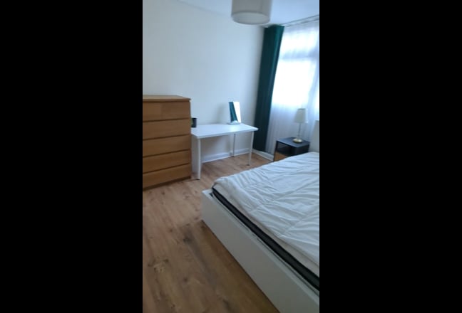 Bright Double Room in a Modern Home with Garden Main Photo