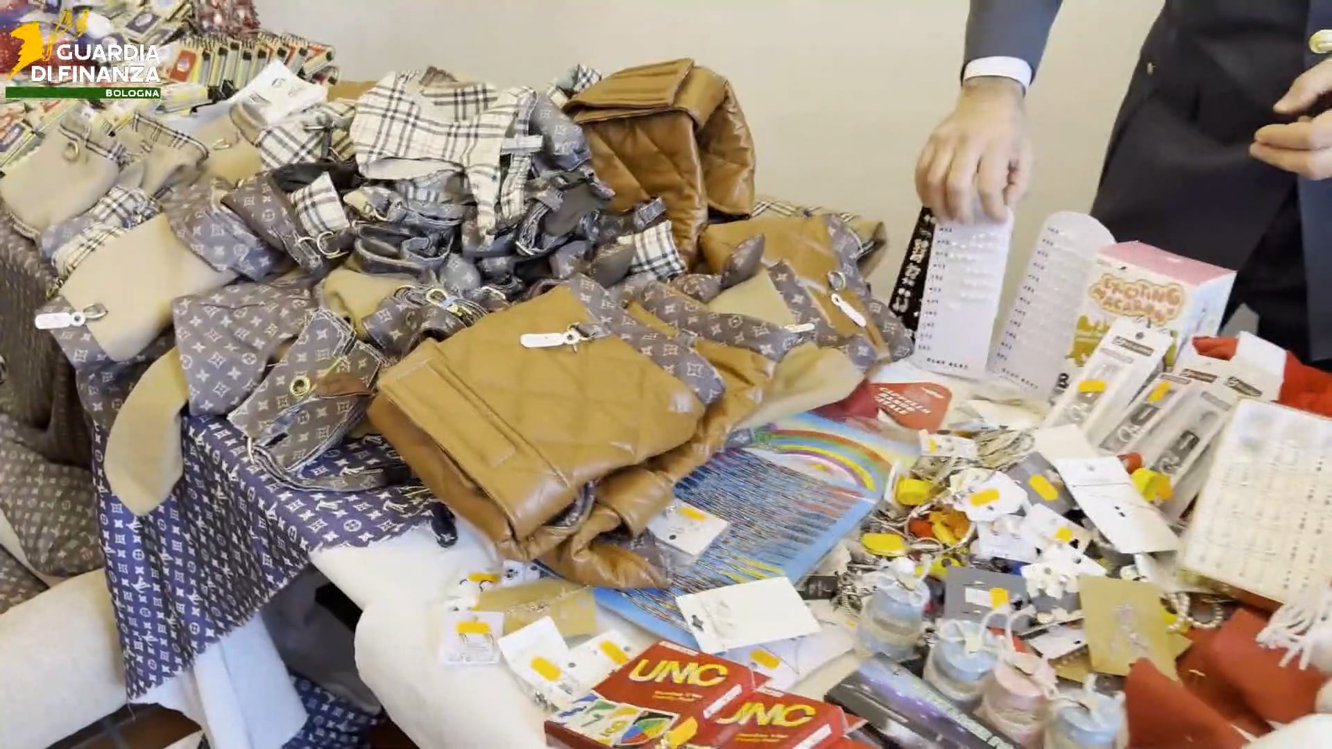 Decorazioni di Natale, borse e apparecchi elettronici non sicuri o contraffatti: 4mila articoli sequestrati