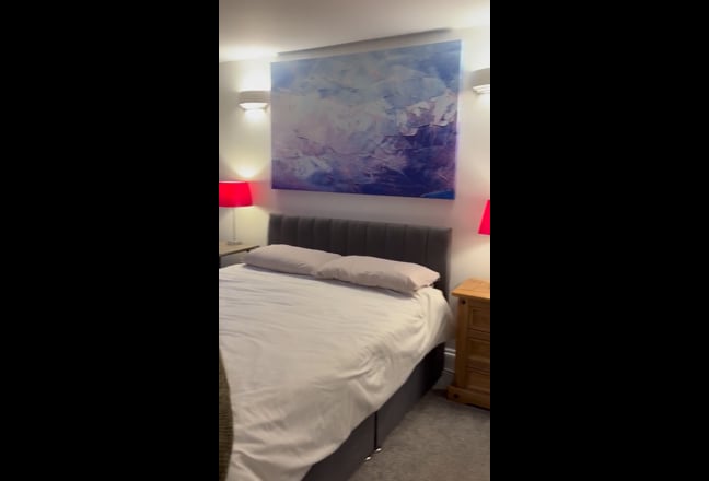 King sized bed large dbl room  Main Photo