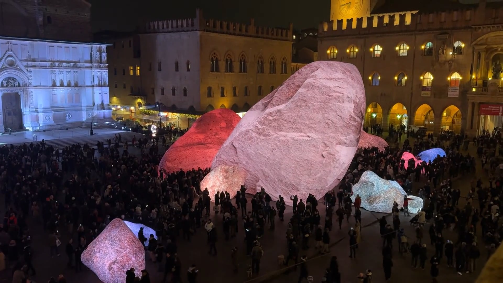 Folla in piazza Maggiore per l’accensione dei megaliti