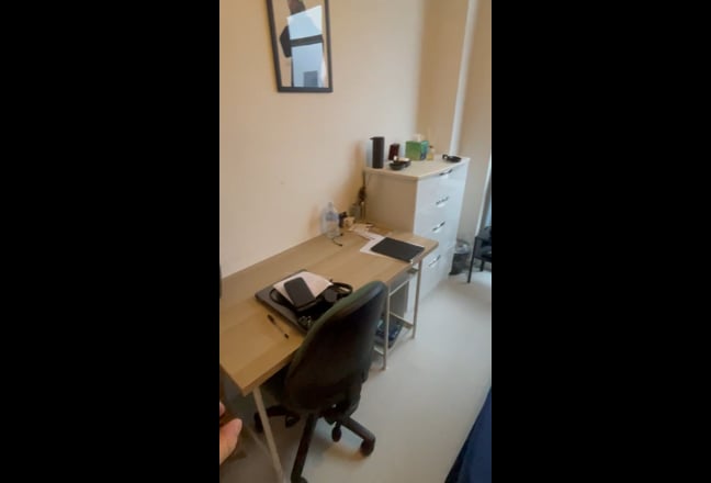 Double bed with private bathroom, near city centre Main Photo