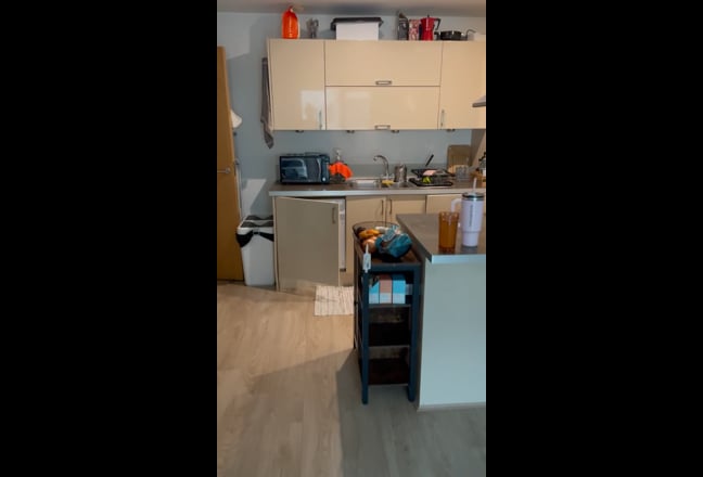 En suite double room with balcony - Canary Wharf  Main Photo