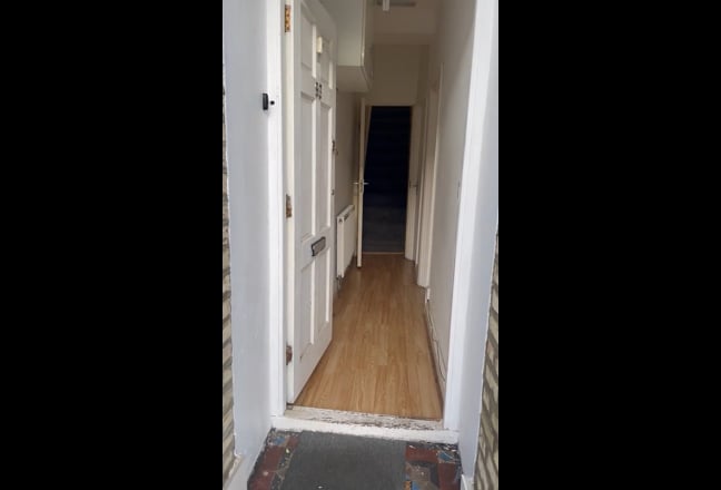 Newy Refurb & Redocorated Four bedrooms Flat  Main Photo