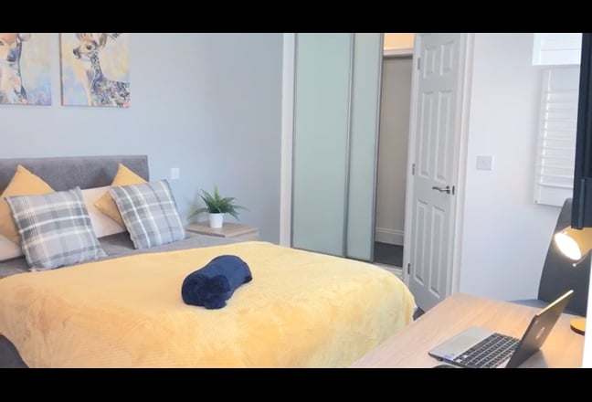 WATCH VIDEO!/Near 🚂/Large ensuite rm/TV & desk Main Photo