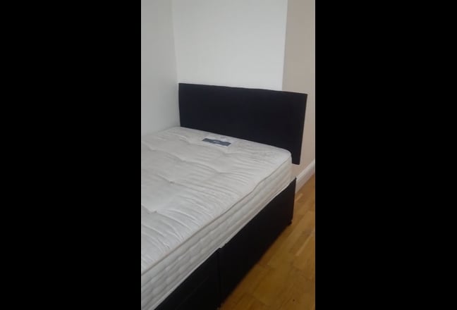 Large Double En Suite Room in Kenton.  Main Photo