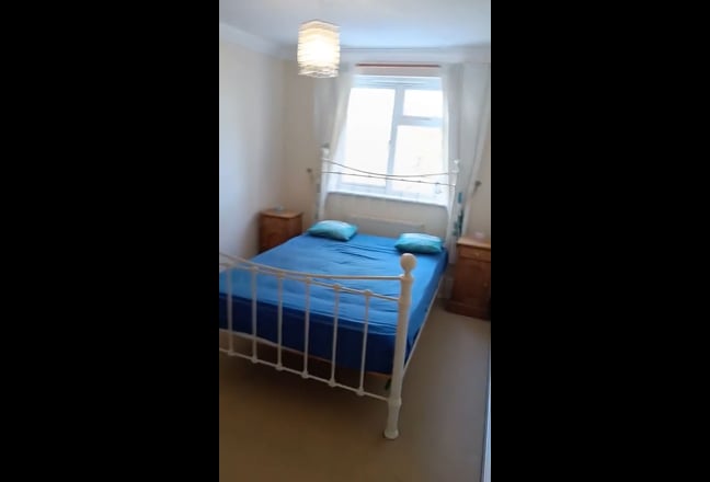 Double Bedroom with Shared Family Bathroom Main Photo